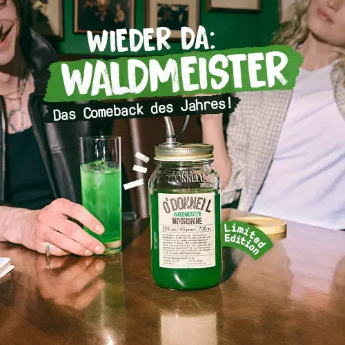 O'Donnell Moonshine Mobile LP Banner für die zurückkehrende Sorte Waldmeister mit 700ml Mason Jar auf einem Kneipentisch.