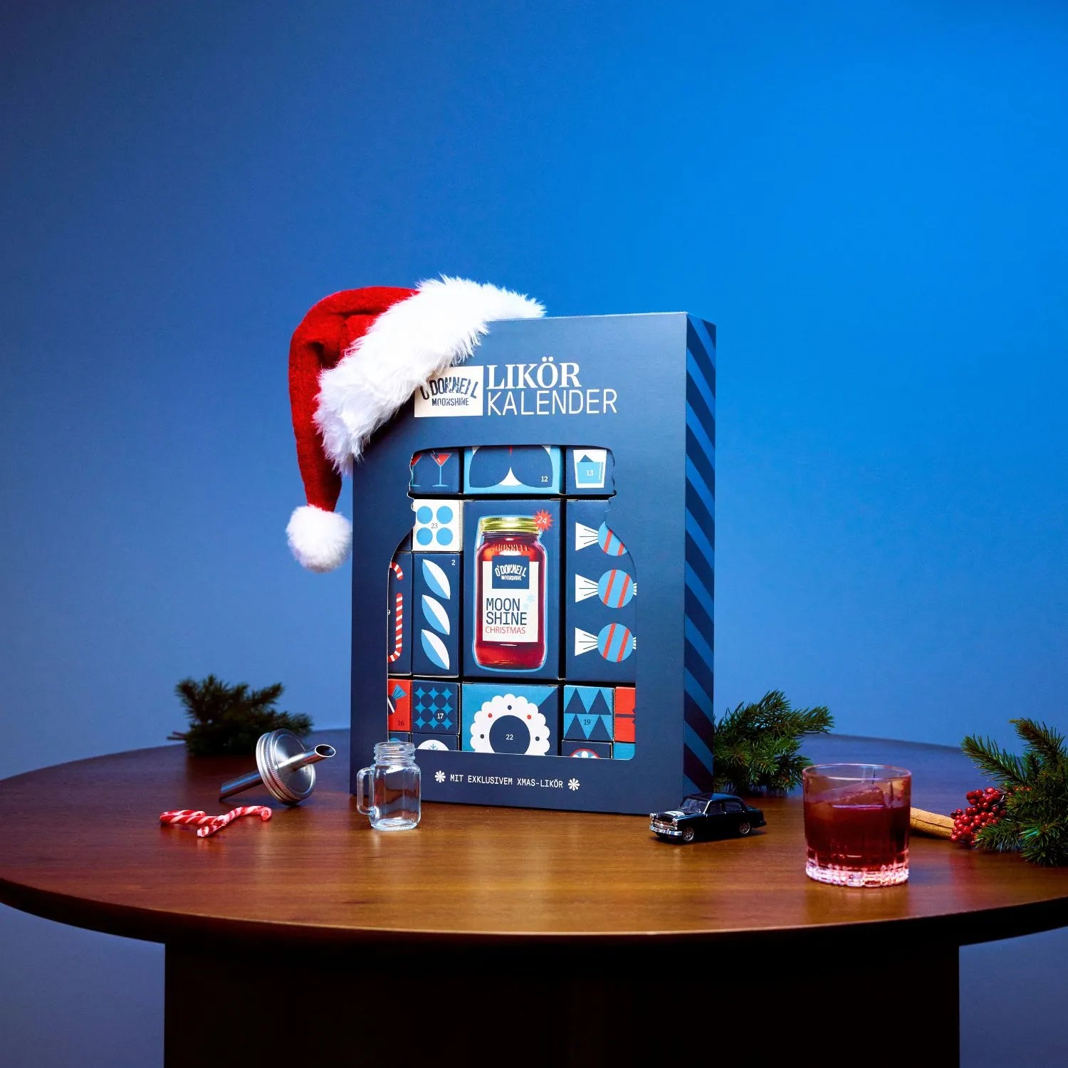 O'Donnell Moonshine Adventskalender im lifestyle auf einem weihnachtlich dekoriertem Tisch. 
