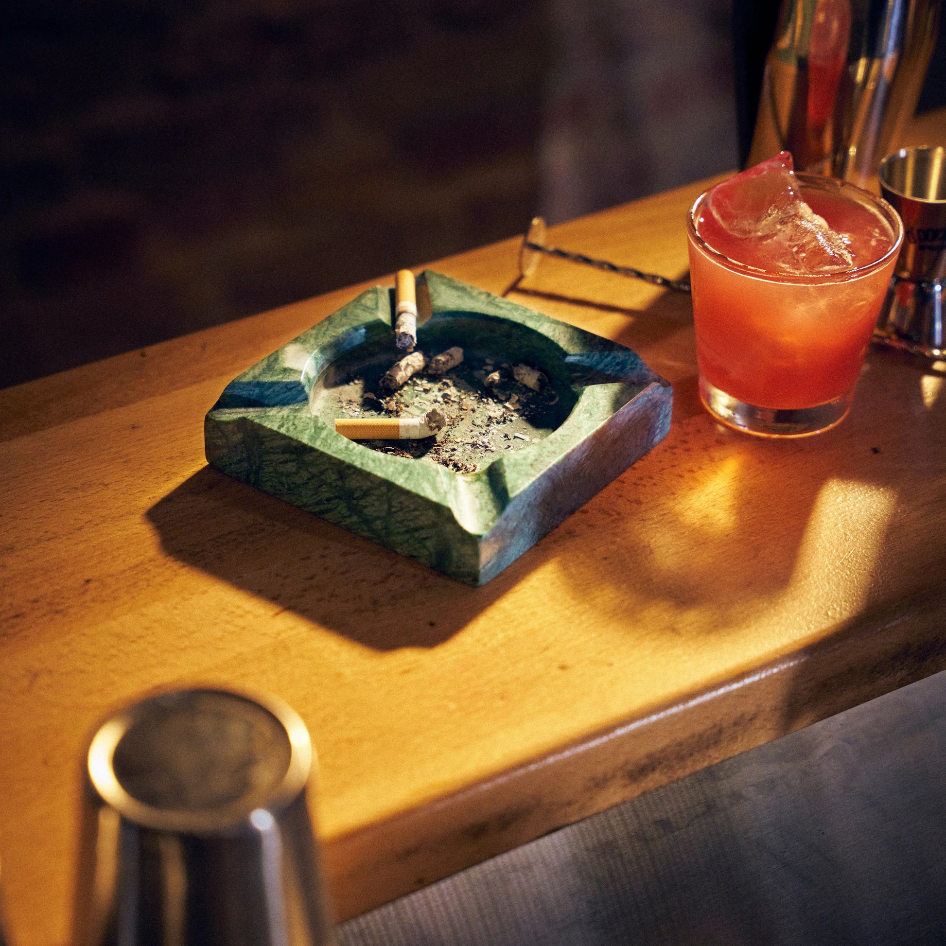 Der O'Donnell Moonshine Aschenbecher aus Marmor auf einem Bar Tresen.