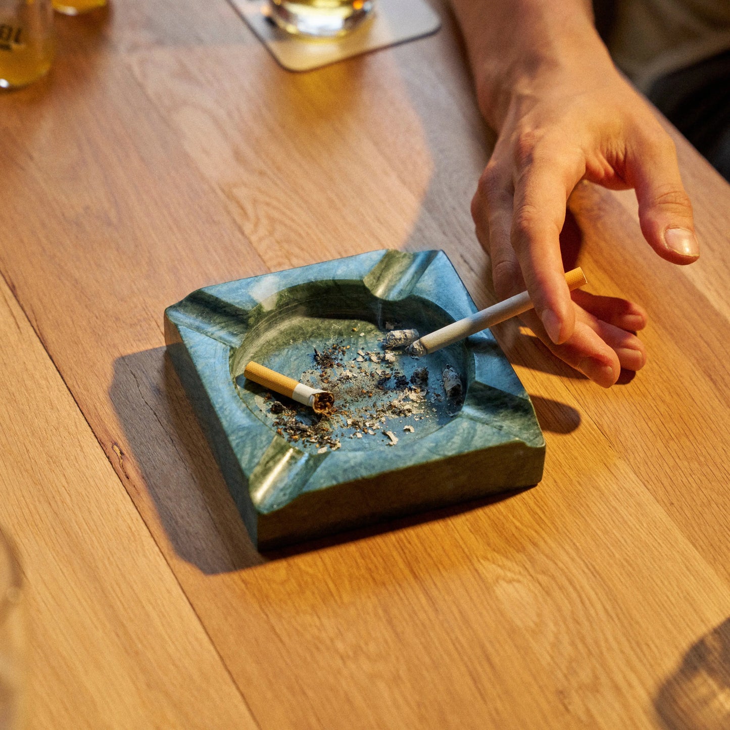 Der O'Donnell Moonshine Aschenbecher in der Nahaufnahme auf einem Tisch.