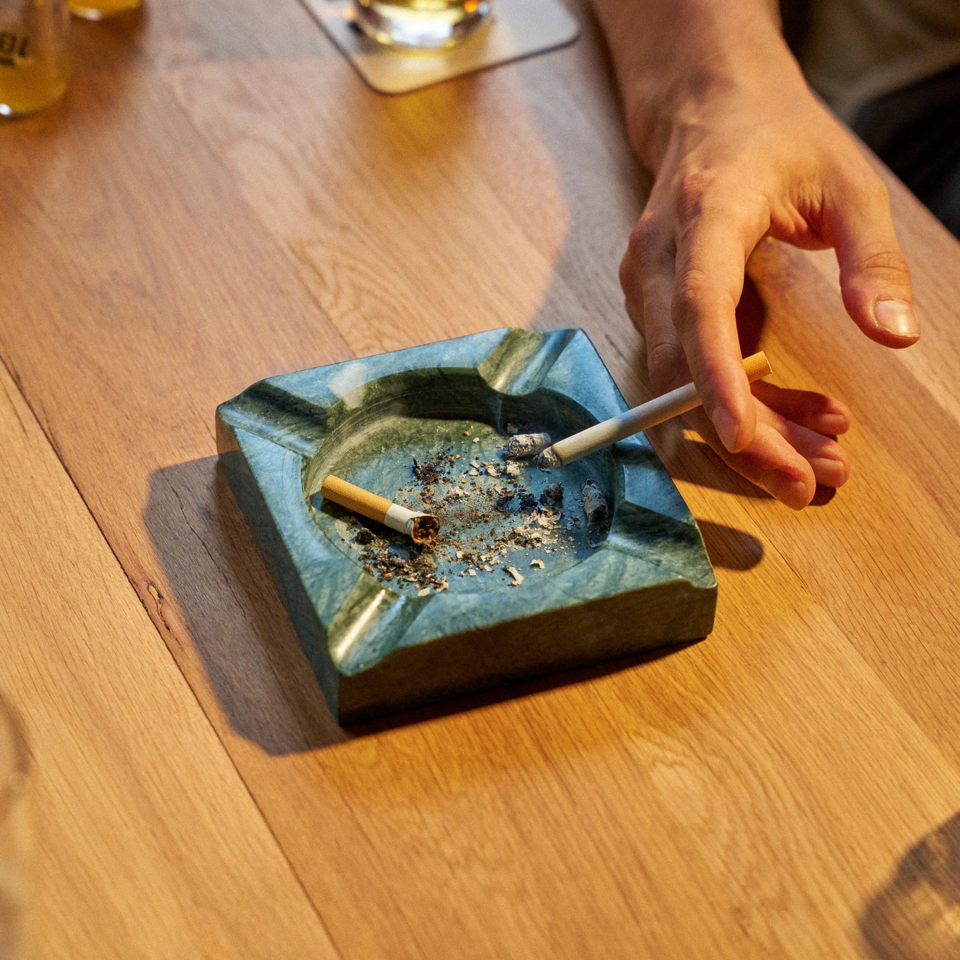 Der O'Donnell Moonshine Aschenbecher in der Nahaufnahme auf einem Tisch.
