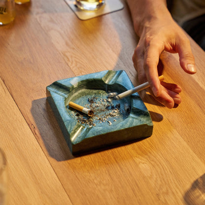 Der O'Donnell Moonshine Aschenbecher in der Nahaufnahme auf einem Tisch.