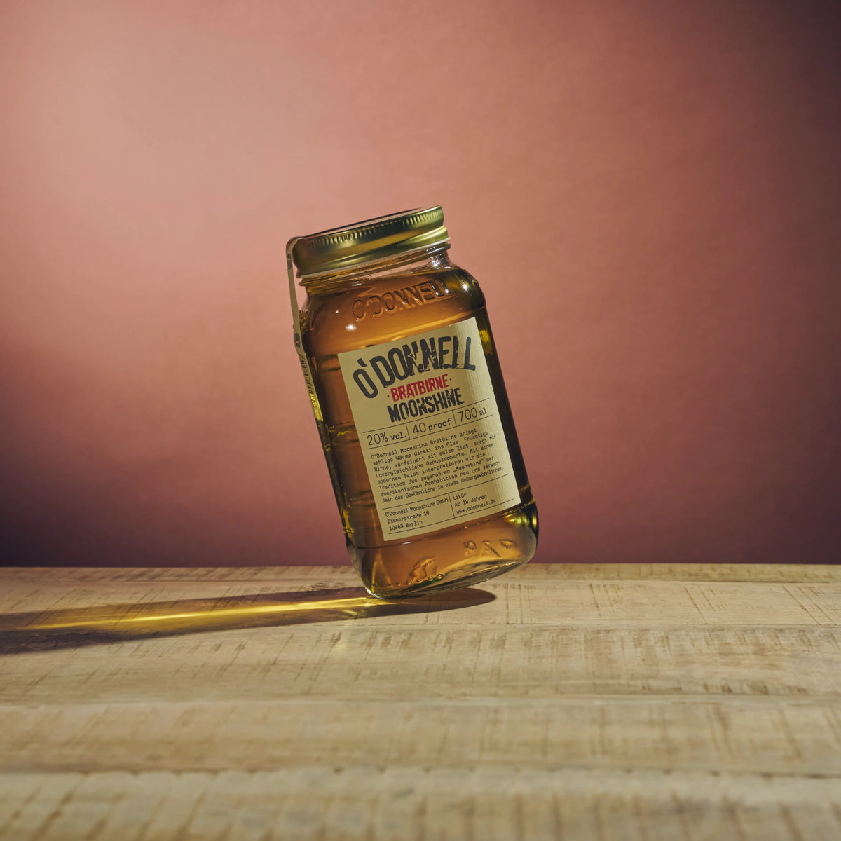 O'Donnell Moonshine Bratbirne gekippt fotografiert. 
