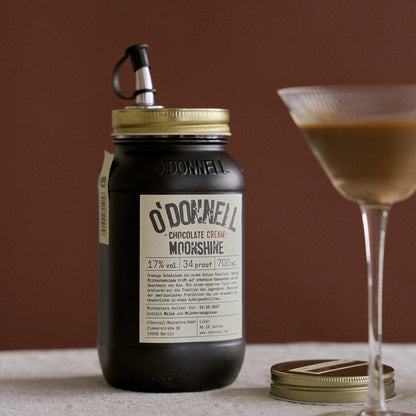 Ein O'Donnell Moonshine Chocolate Cream 700ml 34 proof im Hintergrund eines Glases