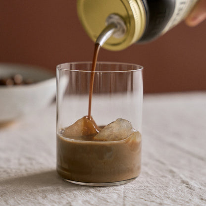 Ein O'Donnell Moonshine Chocolate Cream wir über Eis als Cocktail ausgegossen.