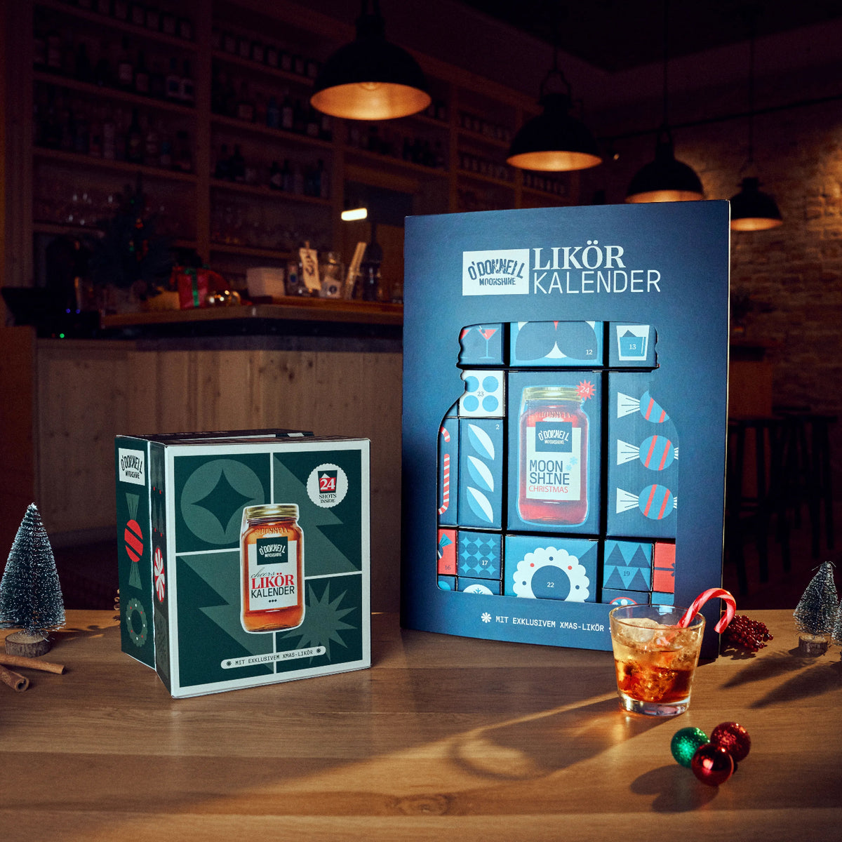 O'Donnell Moonshine DAS Adventskalender Bundle passende präsentiert auf einem dekorierten Tisch.