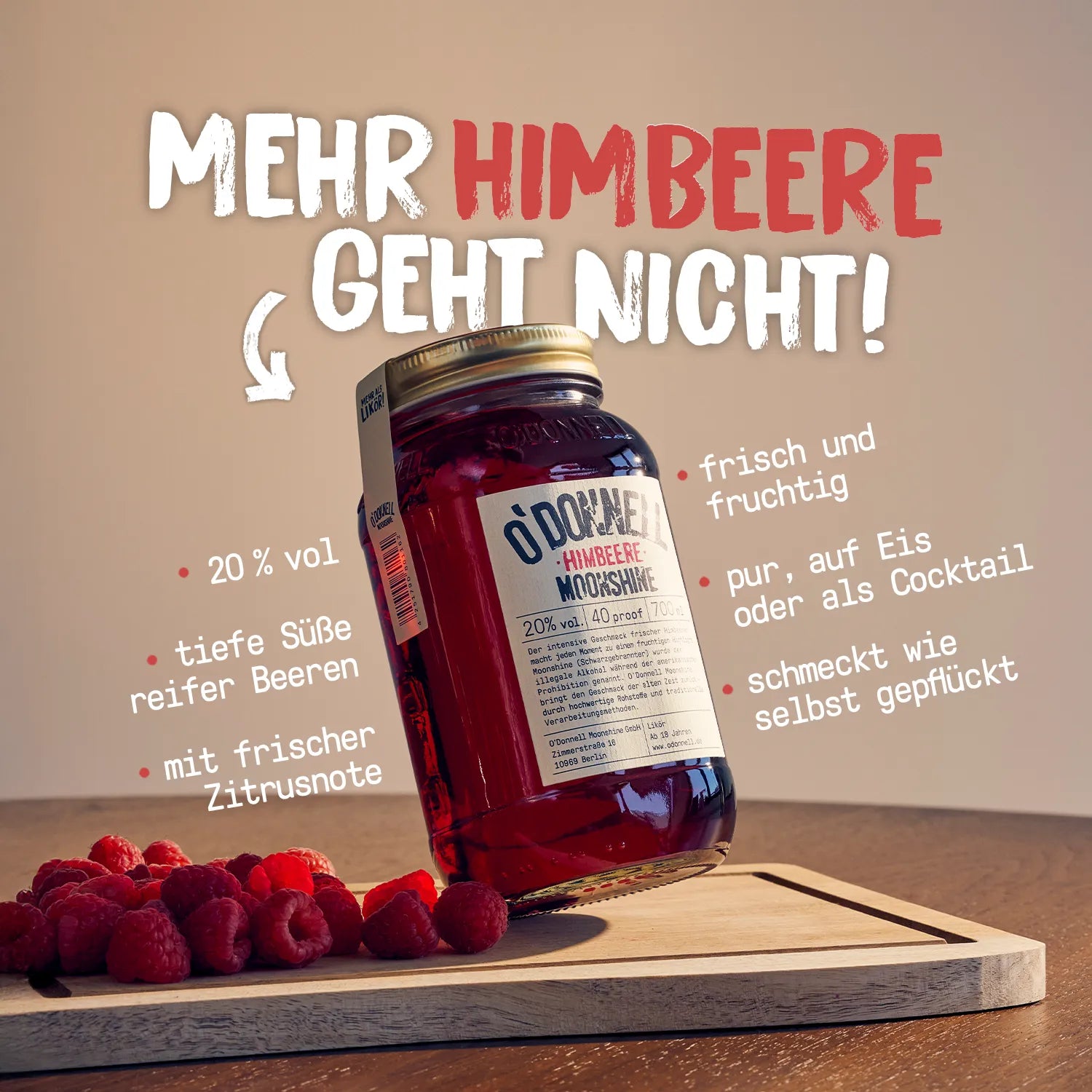 O'Donnell Moonshine Himbeere Flasche auf Holzbrett mit frischen Himbeeren und Produktinformationen