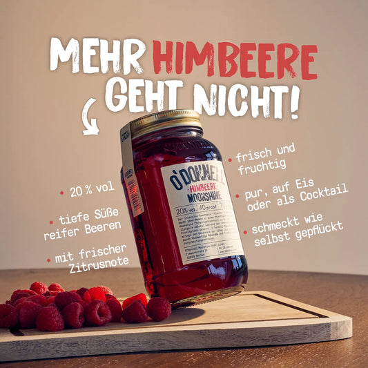 O'Donnell Moonshine Himbeere Flasche auf Holzbrett mit frischen Himbeeren und Produktinformationen