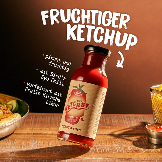 O'Donnell BBQ Ketchup Produktbild – Flasche auf Holztisch mit Beilagen, Textoverlay: Fruchtiger Ketchup, pikant und fruchtig, mit Bird's Eye Chili, verfeinert mit Pralle Kirsche Likör