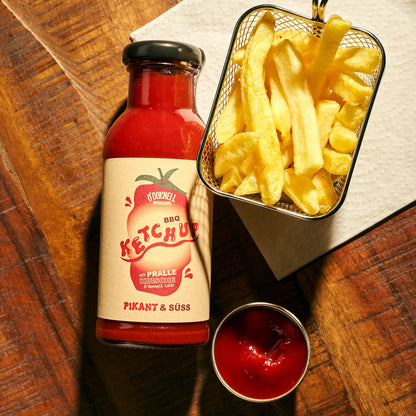 O'Donnell Moonshine BBQ Ketchup Pikant & Süss – Flasche von oben neben einer Portion Pommes im Korb und einer Dipschale auf Holzuntergrund