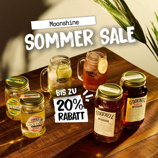 Quadratisches Mobile-Homepage-Banner für O'Donnell Moonshine, fotografiert aus einer erhöhten Perspektive auf einem Holztisch. Im Zentrum der sommerlichen Szene stehen zwei große Likörflaschen der Sorten „Pfirsich“ und „Himbeere“, zwei kleinere „Cocktails“-Gläser sowie zwei servierte Drinks mit Eis und Limettenscheiben in Henkelgläsern. 