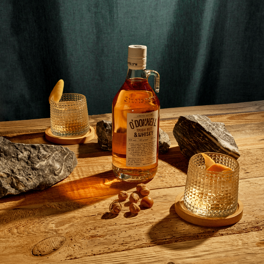 Der O'Donnell Moonshine Likör mit Whisky mit zwei Tumblern.