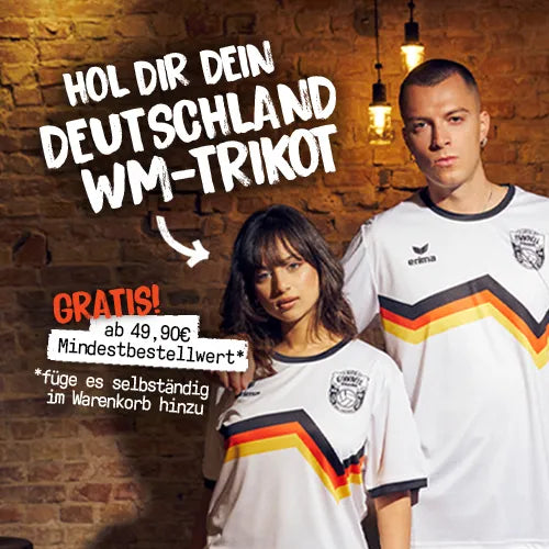Frau und Mann tragen das weiße O'Donnell Moonshine x Erima Deutschland WM-Trikot mit Chevron-Streifen in Schwarz, Rot und Gold vor einer Backsteinwand. Aktion: gratis ab 49,90 € Mindestbestellwert