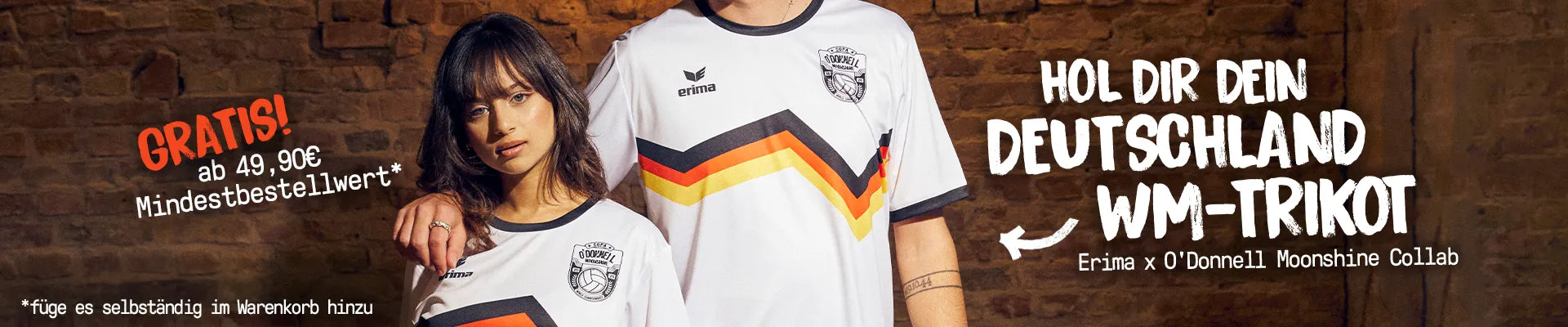 Zwei Personen tragen das weiße O'Donnell Moonshine x Erima Deutschland WM-Trikot mit Schwarz-Rot-Gold-Chevron-Streifen vor einer Backsteinwand. Text: Hol dir dein Deutschland WM-Trikot – gratis ab 49,90 € Mindestbestellwert.