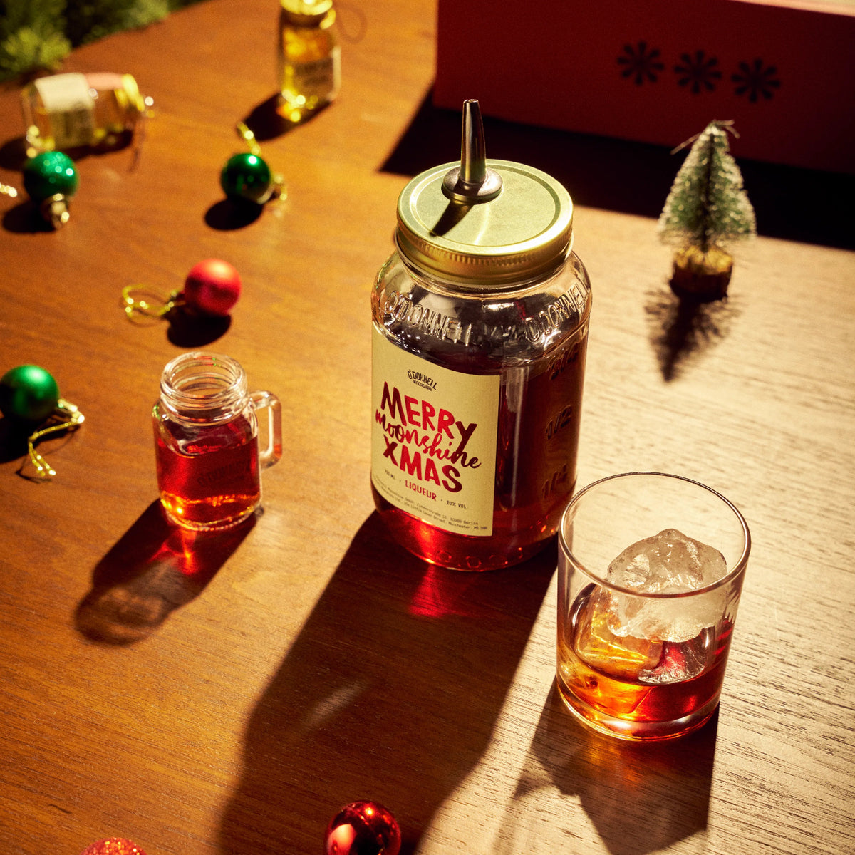 O'Donnell Moonshine Pralle Kirsche neben zwei Shots