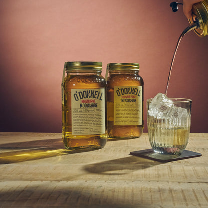 O'Donnell Moonshine Bratbirne Cocktail am einschenken.
