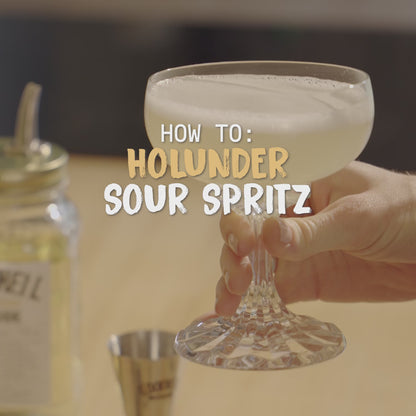Das Video beschreibt Schrittweise die Herstellung eines Holunder Sour Spritz - Cocktails mit dem O'Donnell Moonshine Holunder.