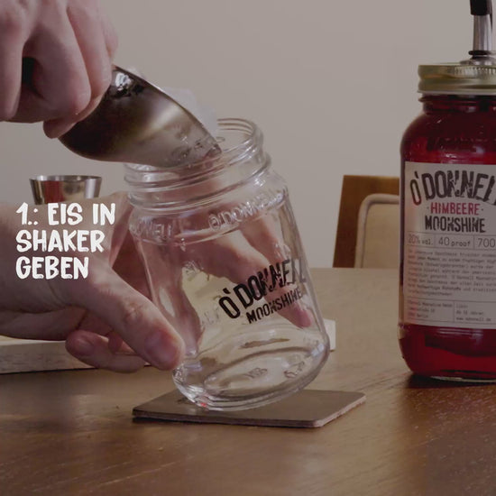 Die Video-Rezeptanleitung zur Zubereitung eines O'Donnell Moonshine Himbeer-Cocktails. Das Video führt in acht eingeblendeten Text-Schritten durch den Mixprozess.