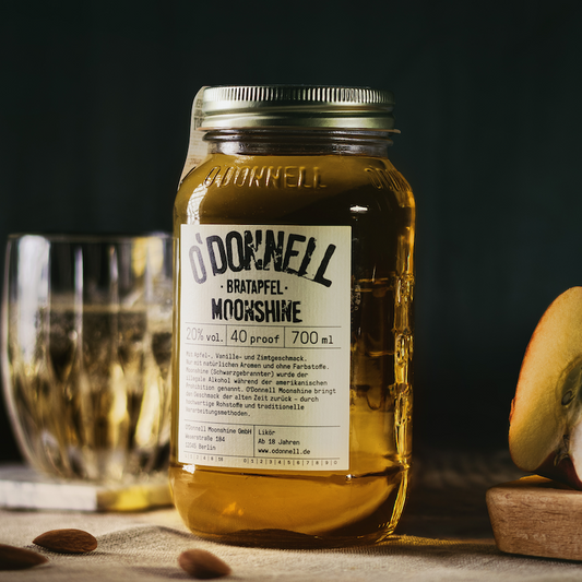 O'Donnell Moonshine Bratapfel Likör in einer 700ml Glasflasche, in Großaufnahme vor neutralem Hintergrund.