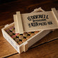 Eine offene O'Donnell Moonshine Micro-Box mit 50 Shots in stylischer Holzkiste, auch zum verschenken.