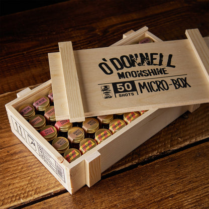 Eine offene O'Donnell Moonshine Micro-Box mit 50 Shots in stylischer Holzkiste, auch zum verschenken.